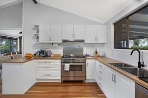 Η κουζίνα ή μικρή κουζίνα στο Anderlaine at Maleny