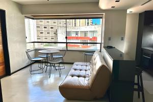 ein Wohnzimmer mit Couch und Tisch in der Unterkunft Comfort, style, and practicality in Água Boa