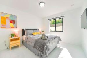 Postel nebo postele na pokoji v ubytování Homey Duplex Near Wynwood & MiMo District