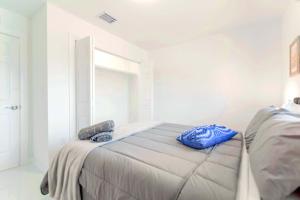 Postel nebo postele na pokoji v ubytování Homey Duplex Near Wynwood & MiMo District