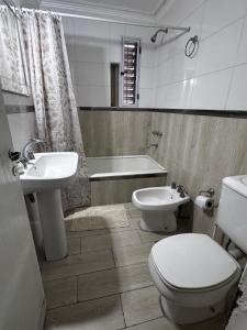 Ένα μπάνιο στο Espacio Casa Ser - Cochera incluida