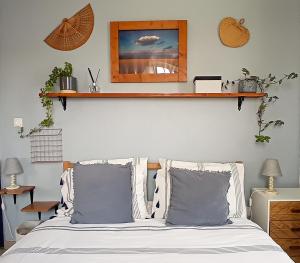 un dormitorio con una cama con dos almohadas en Ethic Surf House, en Ferrel