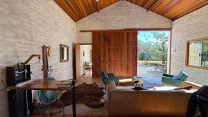 a living room with a couch and a table at Espetacular casa em Gonçalves - MG (2) in Gonçalves