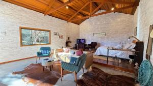 a living room with a couch and a bed at Espetacular casa em Gonçalves - MG (2) in Gonçalves