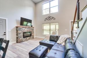 un soggiorno con divano e camino di Private Hot Tub Serene Family Home in Sevierville a Sevierville
