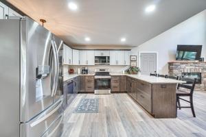 una cucina con armadi bianchi e un grande frigorifero di Private Hot Tub Serene Family Home in Sevierville a Sevierville