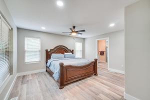 una camera da letto con un letto e un ventilatore a soffitto di Private Hot Tub Serene Family Home in Sevierville a Sevierville
