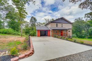 una casa con vialetto che conduce a un garage di Private Hot Tub Serene Family Home in Sevierville a Sevierville