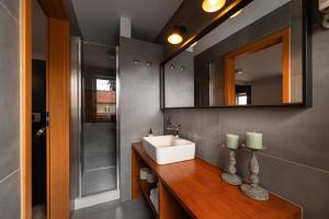 A bathroom at Polonia Még 201 kép