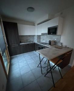 una cocina con una mesa en el medio. en STUDIO Etoile 74, en Annemasse