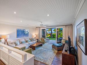 Μια τηλεόραση ή/και κέντρο ψυχαγωγίας στο 4-Bed Combination Villa 105-106 at Turtle Bay