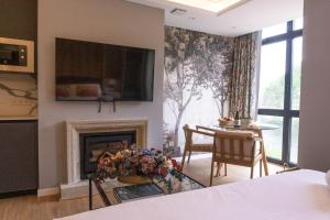 a living room with a fireplace and a table with chairs at Caño in Pincelo