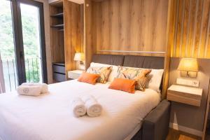 a bedroom with a large bed with towels on it at Caño in Pincelo