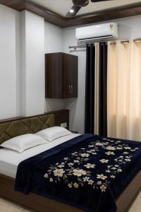 Postel nebo postele na pokoji v ubytování Shree Hanuman Hotel + 11 fotografií