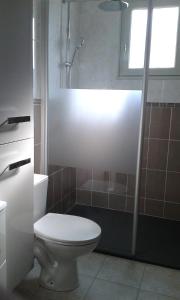 Uma casa de banho em Chambres D'hôtes Bel'vue