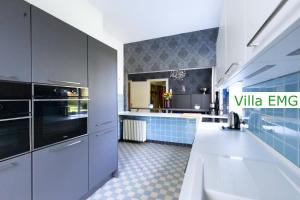 a large kitchen with a sink and a tub at Luxury Villa EMG Steinfurt Münster Enschede - Steinfurt in Steinfurt