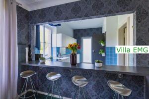 a kitchen with a counter with stools and a mirror at Luxury Villa EMG Steinfurt Münster Enschede - Steinfurt in Steinfurt +65 photos