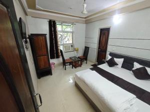 a bedroom with a bed and a table in it at Hotel Surya Palace in Chaumu