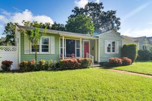 ein grünes Haus mit einer roten Tür im Hof in der Unterkunft St Pete Home for Retreat and Corporate Travelers in St Petersburg