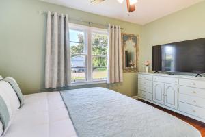 ein Schlafzimmer mit großem Bett und Fenster in der Unterkunft St Pete Home for Retreat and Corporate Travelers in St Petersburg