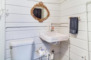 ein Badezimmer mit Waschbecken und Toilette in der Unterkunft St Pete Home for Retreat and Corporate Travelers in St Petersburg + 23 Fotos