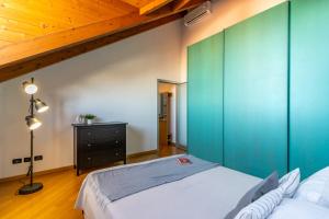 a bedroom with a large bed with a green wall at Casa Peku in Monza