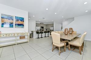 Una cocina y un comedor con mesa y sillas. en Marvelous Home Near Disney With Private Pool And Waterpark & Resort Access At Encore Resorts Reunion - 250Cl, en Kissimmee