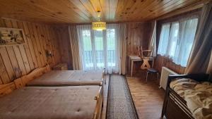 Un dormitorio con una cama y un escritorio. en FREE Bus Winter Haus Ramona, en Saas-Grund