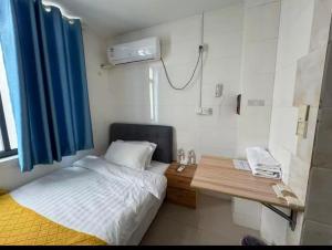 Postel nebo postele na pokoji v ubytování Cozy 1BR 9-Min to Hongqiao NECC