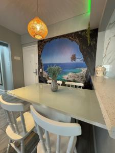 Μια τηλεόραση ή/και κέντρο ψυχαγωγίας στο Apartamento no Centro de Barra Velha com vista para o Mar