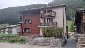 Casa de ladrillo grande con porche y balcón en FREE Bus Winter Haus Ramona, en Saas-Grund 3 fotos más