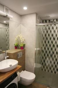 Un baño con ducha, inodoro y lavabo. en Apartament Zalew Borki Kosowska Radom, en Radom 11 fotos más