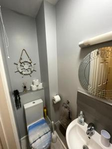 ニューキーにあるTolcarne Reachのトイレと洗面台付きのバスルーム