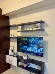 TV a/nebo společenská místnost v ubytování Modern & Cozy Homey Condo in Avida Riala Towers Cebu City IT Park T1 + 3 fotografie