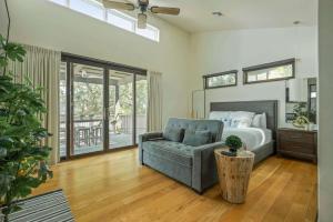 Ruang duduk di Relaxing Lake Escape - 1BR, Pickleball & BBQ +14 gambar