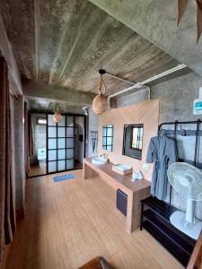 ein Zimmer mit einem Bett mit einem Tisch und einem Spiegel in der Unterkunft ร่มการเวก เขาค้อ ROM KARAVEK Khao Kho Resort in Khao Kho