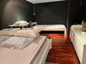 a room with two beds in a room with at SimpliCITY in Stavanger
