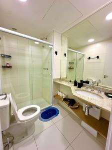 a bathroom with a shower and a toilet and a sink at Studio no centro de Guarulhos a 7km do aeroporto in Guarulhos