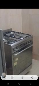 un forno a piano cottura in cucina di Les muguets de chaville a Abidjan