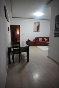 un soggiorno con tavolo, sedie e divano di Les muguets de chaville a Abidjan