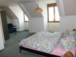 Postel nebo postele na pokoji v ubytování Hotel Restaurant Schiff + 15 fotografií