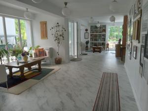 a living room with a table in the middle at Centrul 3H in Sub Piatra
