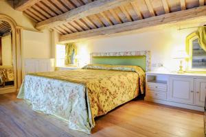 a bedroom with a large bed and a wooden floor at a 15 min da Venezia App Rustico moderno-Treviso in Villa Cameroni