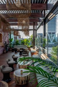 eine Lobby mit Tischen und Stühlen und einem großen Fenster in der Unterkunft CODA Williamsburg in Brooklyn