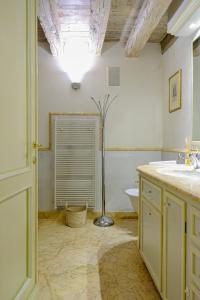 a bathroom with a sink and a toilet at a 15 min da Venezia App Rustico moderno-Treviso in Villa Cameroni +14 photos