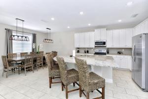 Кухня или мини-кухня в Stylish Home With Themed Rooms, Game Room And Waterpark & Resort Access Near Disney At Encore Resorts Reunion - 267Sf
