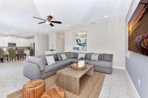 Гостиная зона в Stylish Home With Themed Rooms, Game Room And Waterpark & Resort Access Near Disney At Encore Resorts Reunion - 267Sf