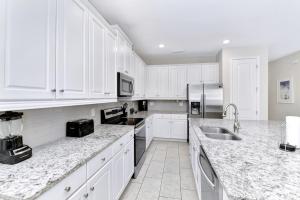Кухня или мини-кухня в Stylish Home With Themed Rooms, Game Room And Waterpark & Resort Access Near Disney At Encore Resorts Reunion - 267Sf

