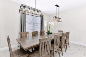 Фотография из галереи Stylish Home With Themed Rooms, Game Room And Waterpark & Resort Access Near Disney At Encore Resorts Reunion - 267Sf в Киссимми +26 фотографий