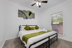 グランドプレーリーにあるTasteful 3BR I Free Parking I Workspaceのベッドと天井扇風機のある寝室